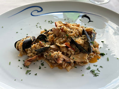 Enjoy a Delicious Meal at Ristorante Bagni Delfino in Sorrento